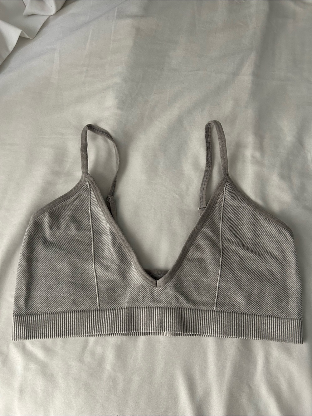 Colsie Seamless V-Neck Bralette in Light Gray